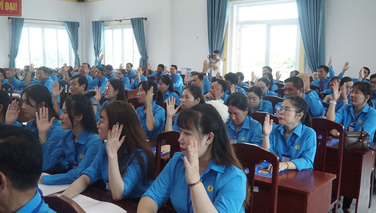 Bieu quyet thong qua cac chi tieu quan trong cua Dai hoi. Anh: Nhat Ho