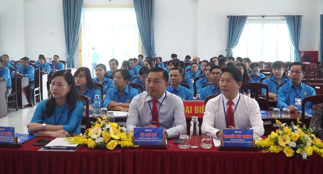 Chu tich LDLD Ca Mau Huynh Ut Muoi cung lanh dao xa Vinh Loi du Dai hoi cong doan xa Vinh Loi. Anh: Nhat Ho