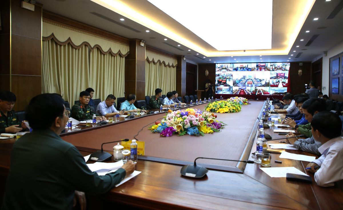 Diem cau chinh cua buoi hop truc tuyen o UBND tinh Quang Tri co so 2. Anh: Hung Tho 