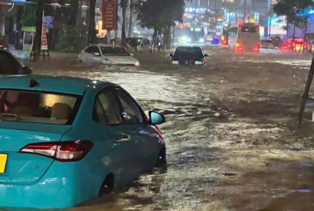 Situacion de inundaciones localizadas en algunas carreteras en la zona especial de Phu Quoc en la noche del 29 de octubre de 2025. Foto: Proporcionada por el lector
