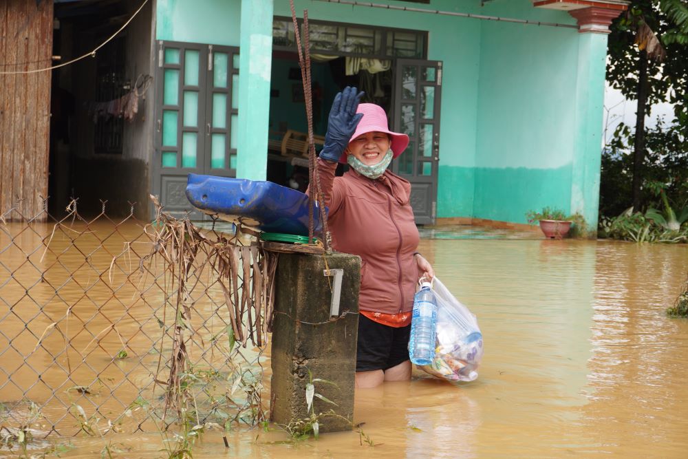Da Nang people cling to the sea, happily welcoming flood relief boats to their homes. Photo: Tran Thi