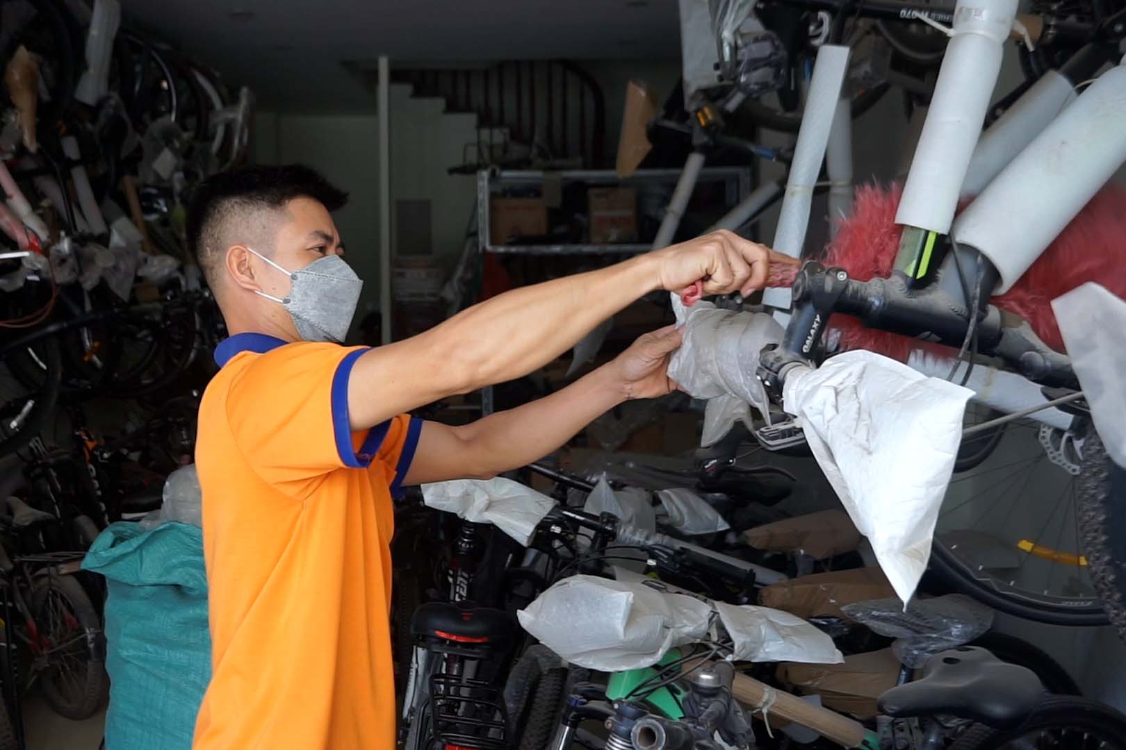 Anh Hieu lien tuc ve sinh cua hang do bui tu cong truong day dac bam vao do dac. Anh: Huu Vu