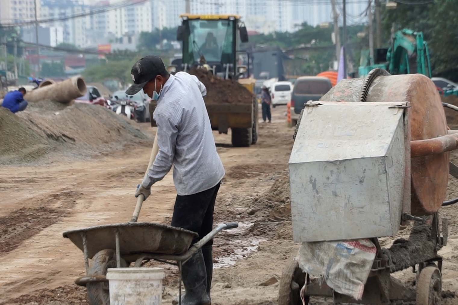 Cong nhan lam viec tren cong truong du an duong Vanh dai 2,5.