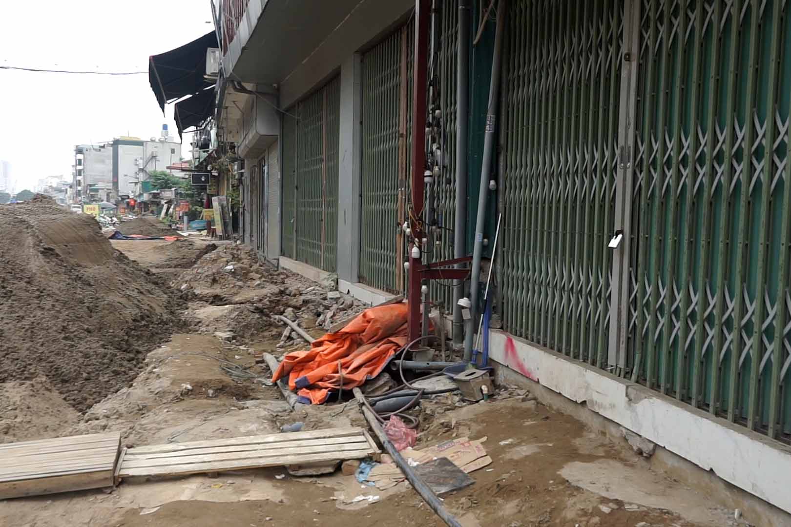 Day cua hang tren duong Vanh dai 2,5 dong cua. Anh: Huu Vu