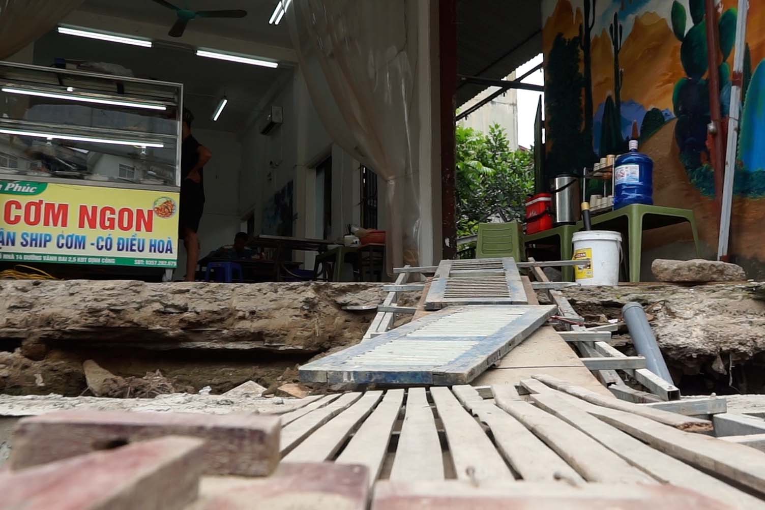 Loi vao quan an cua ba Thieng khien nhieu thuc khach e ngai. Anh: Huu Vu