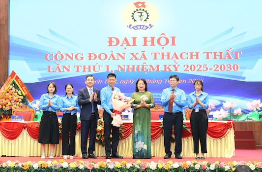 Ms. Nguyen Thi Thu Thuy - Vice President of the Hanoi City Labor Federation (3rd from right) on behalf of the City Labor Federation congratulated the first Congress, term 2025 - 2030 of the Thach That Commune Labor Union. Photo: Ngoc Anh