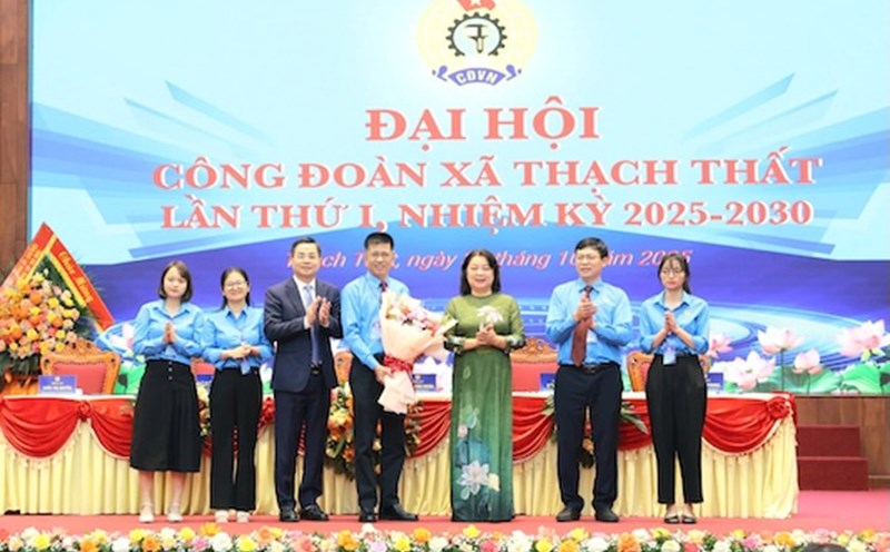 Ms. Nguyen Thi Thu Thuy - Vice President of the Hanoi City Labor Federation (3rd from right) on behalf of the City Labor Federation congratulated the first Congress, term 2025 - 2030 of the Thach That Commune Labor Union. Photo: Ngoc Anh
