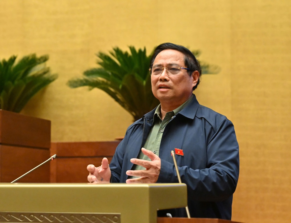 Politburo member and Prime Minister Pham Minh Chinh said that we will consider increasing salaries sooner. Photo: Pham Dong