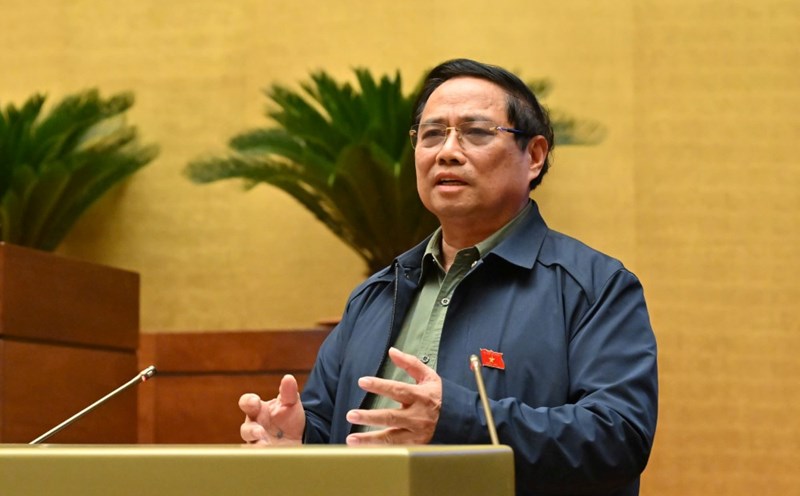 Politburo member and Prime Minister Pham Minh Chinh said that we will consider increasing salaries sooner. Photo: Pham Dong