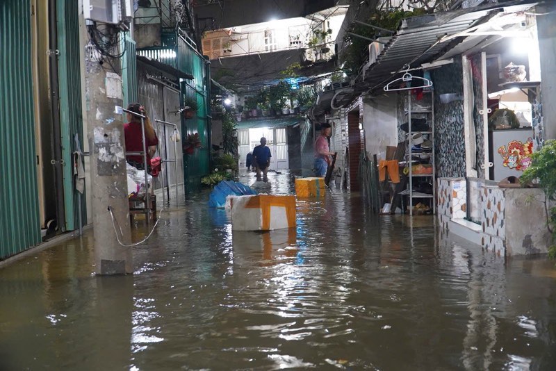 Nhieu tuyen duong khu vuc Thanh Da (TPHCM) bi ngap trong dot trieu cuong vua qua. Anh: Thai Bao
