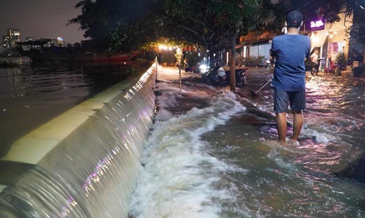 Triều cường dâng cao, nước tràn qua bờ kè Thanh Đa gây ngập. Ảnh: Thái Bảo