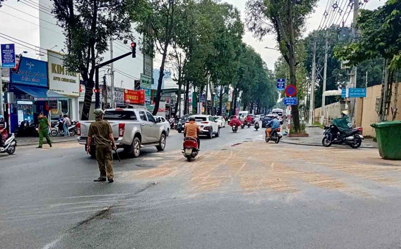 The scene of the oil spill on the road caused many students to fall in Ho Chi Minh City. Photo: Dinh Trong