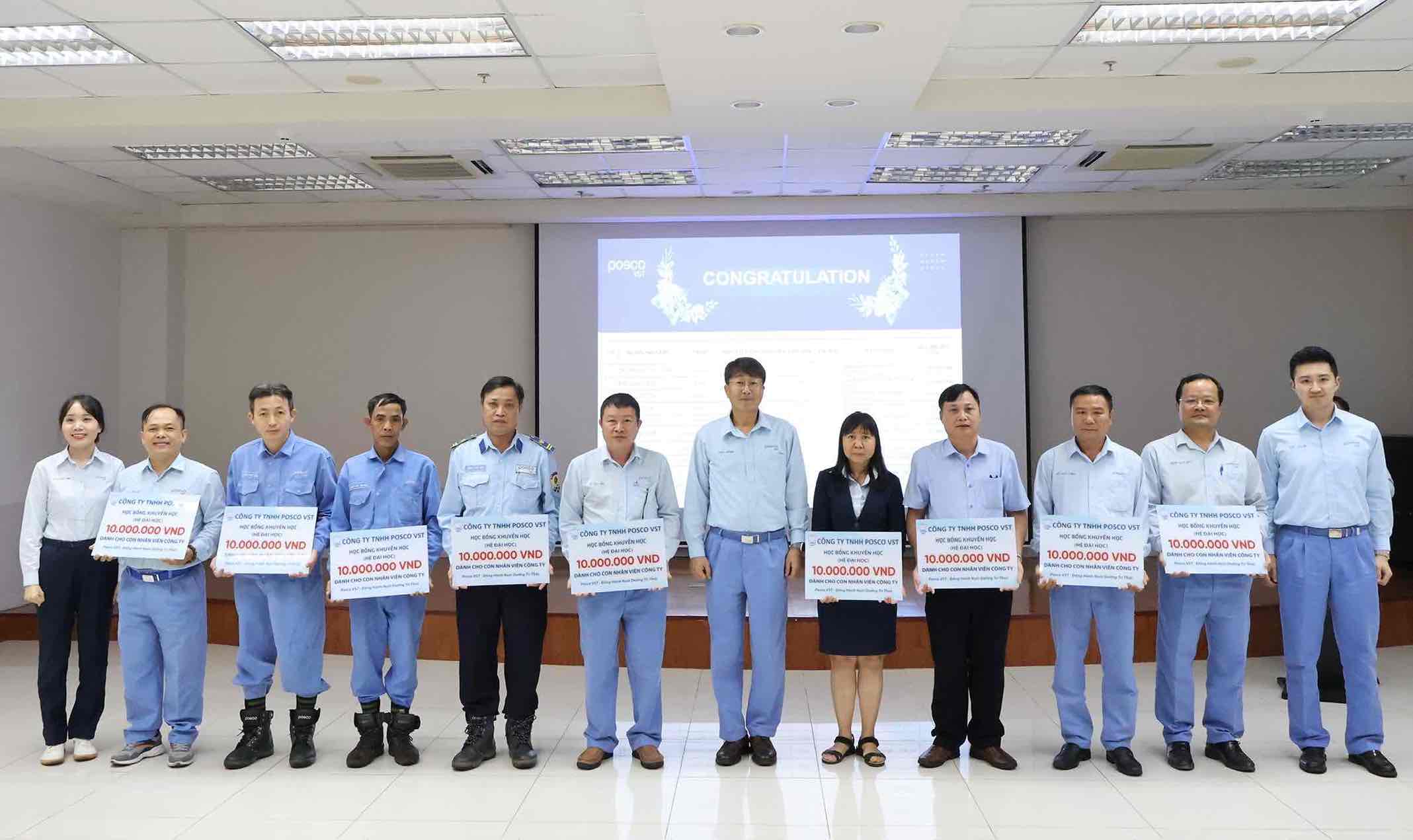 The Board of Directors of Posco VST Company Limited awarded scholarships worth 10 million VND/scholarship to employees' children studying at university. Photo: Xuan Mai