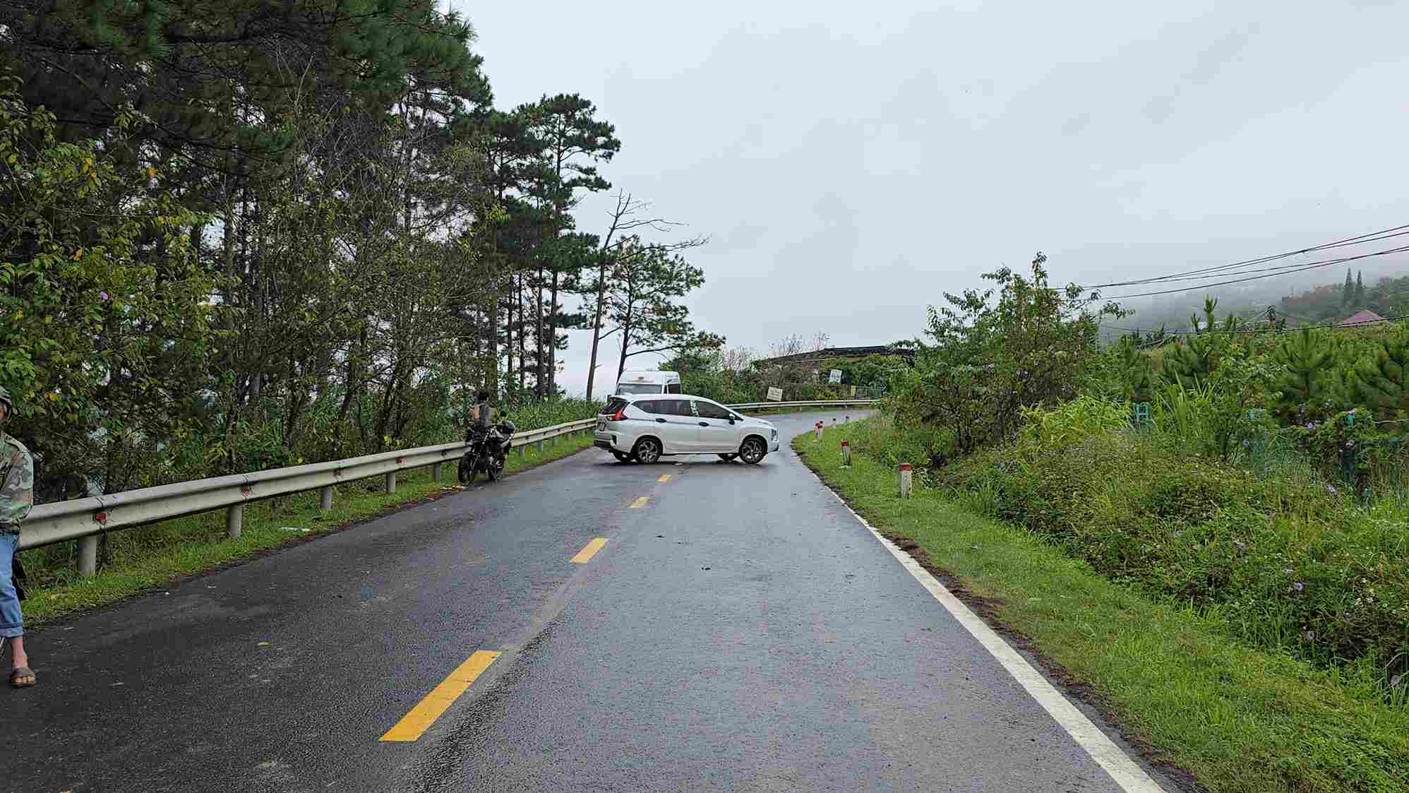 Nhieu phuong tien khi den deo D'ran phai quay dau do vi phong toa, nhung khong duoc canh bao tu xa. Anh: Phuc Khanh
