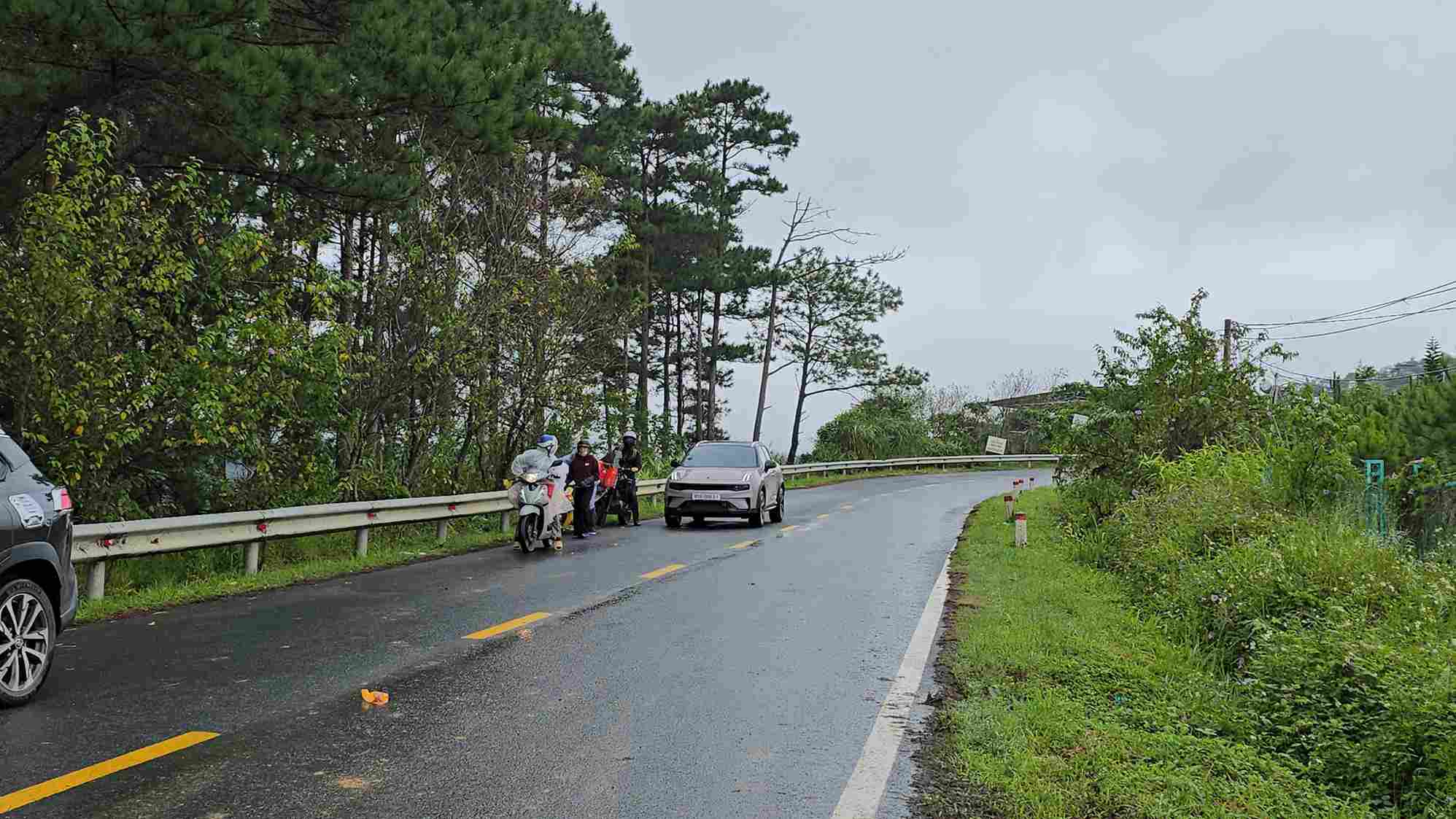Nguoi tham gia giao thong khong hai long khi duong D'ran bi cam nhung khong duoc canh bao tu xa. Anh: Phuc Khanh