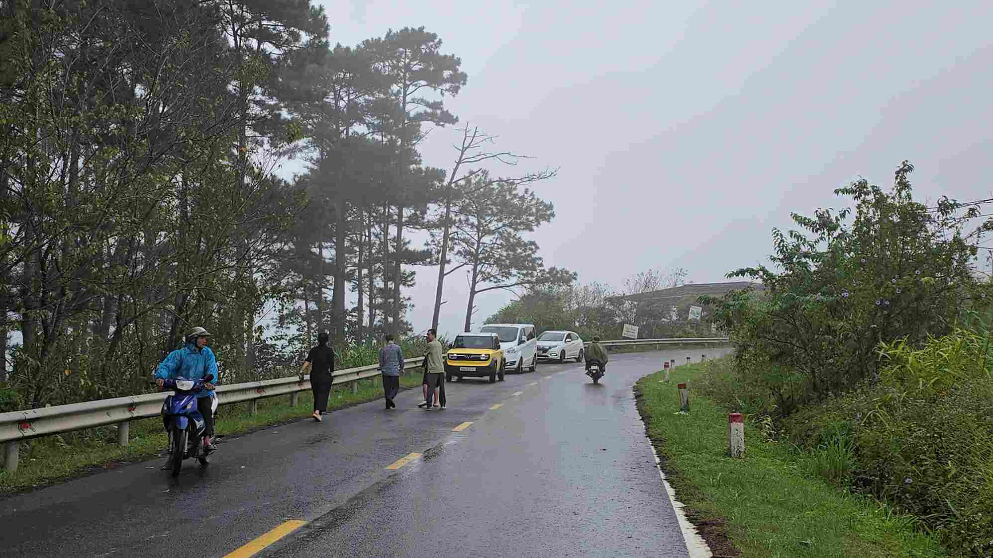 多くの交通参加者は、D'ran Lam Dong 峠を通る道路が禁止になったことに驚きましたが、遠くからは警告はありませんでした。写真: フック・カーン