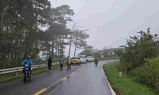 Nhiều người tham gia giao thông bất ngờ khi đường qua đèo D'ran Lâm Đồng bị cấm, nhưng không cảnh báo từ xa. Ảnh: Phúc Khánh
