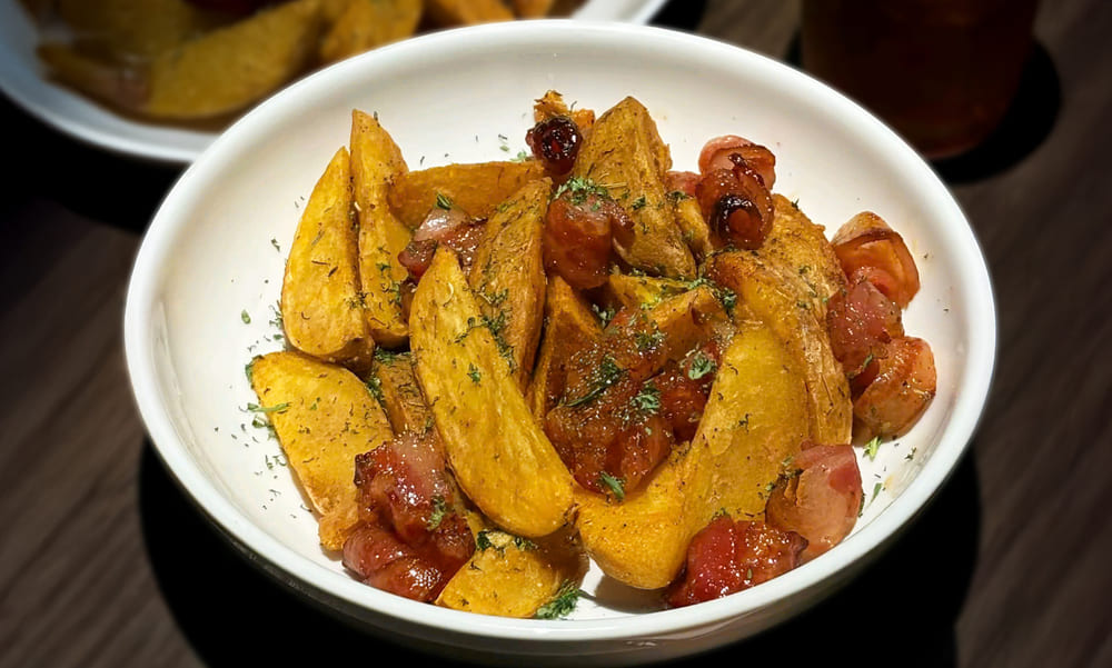 주말 가족 식사를 위해 쉽게 조리하고 맛을 바꿀 수 있는 감자튀김과 베이컨. 사진: Tuan Dat