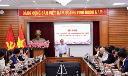 Thứ trưởng Thường trực Bộ VHTTDL Lê Hải Bình chủ trì Hội nghị cung cấp thông tin, định hướng truyền thông lĩnh vực văn hóa, thể thao và du lịch. Ảnh: Xuân Trường