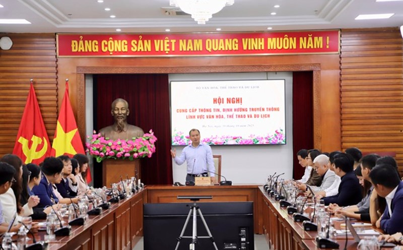 Permanent Deputy Minister of Culture, Sports and Tourism Le Hai Binh chaired the Conference to provide information and orient communication in the fields of culture, sports and tourism. Photo: Xuan Truong