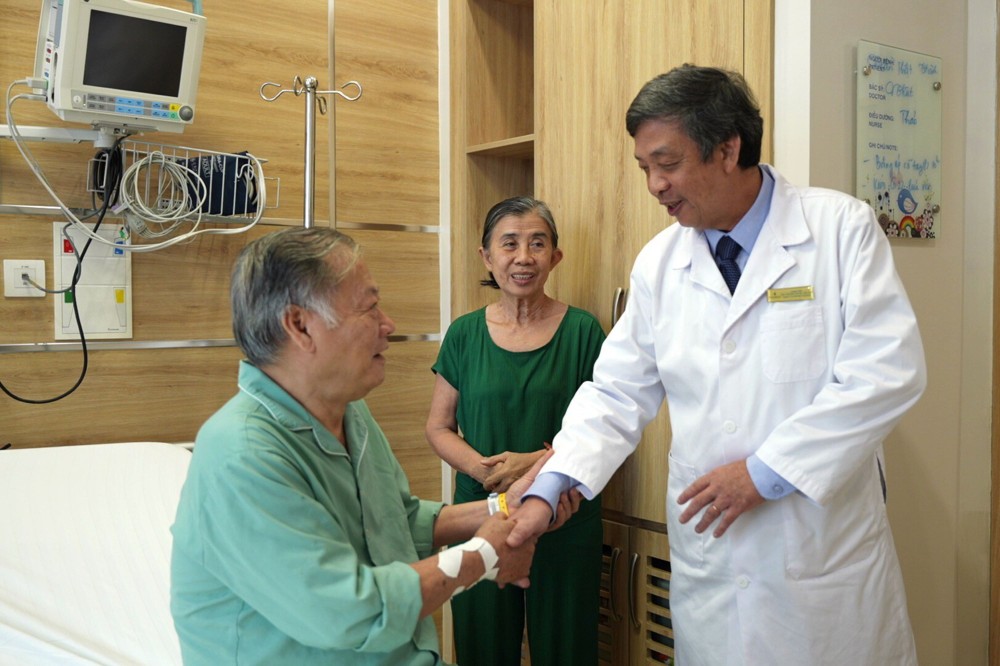 PGS.TS.BS Ho Thuong Dung – nguoi dung sau quyet dinh su dung phuong phap can thiep khong stent bang bong phu thuoc