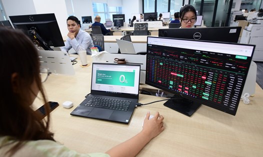 Các cổ phiếu vốn hóa lớn đang gây sức ép lên thị trường chứng khoán. Ảnh: Quang Định Kafi