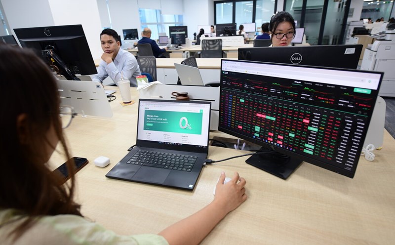 Large-cap stocks are putting pressure on the stock market. Photo: Quang Dinh Kafi