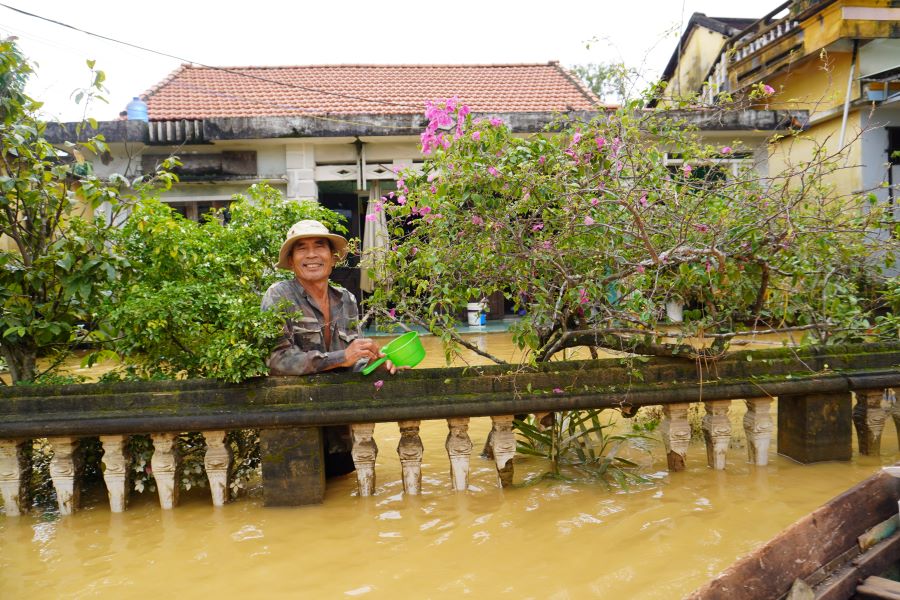 Du nuoc van con ngang nguoi, nhung khi nang len, dong lu bat dau rut dan, nhung nu cuoi hanh phuc da tro lai tren guong mat nguoi dan thon Thanh An. Anh: Tran Thi