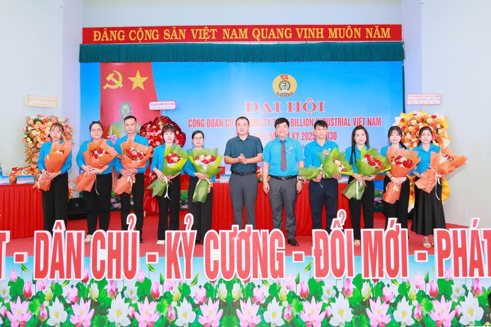 The leaders of the Tay Ninh Provincial Federation of Labor presented flowers to congratulate the Executive Committee of the Trade Union of Billion Industrial Vietnam Co., Ltd. Photo: Phuong Dung