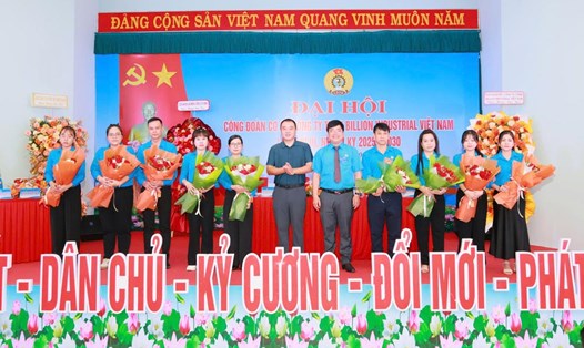 Lãnh đạo LĐLĐ tỉnh Tây Ninh tặng hoa chúc mừng BCH CĐCS Công ty TNHH  Billion Industrial Việt Nam. Ảnh: Phương Dung