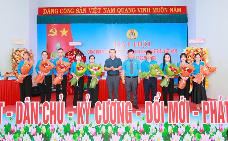 The leaders of the Tay Ninh Provincial Federation of Labor presented flowers to congratulate the Executive Committee of the Trade Union of Billion Industrial Vietnam Co., Ltd. Photo: Phuong Dung