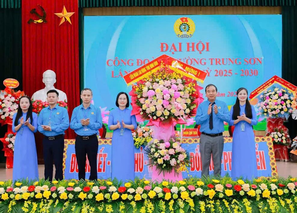 Dai dien lanh dao LDLD tinh Ninh Binh tang hoa chuc mung Dai hoi. Anh: Nguyen Truong