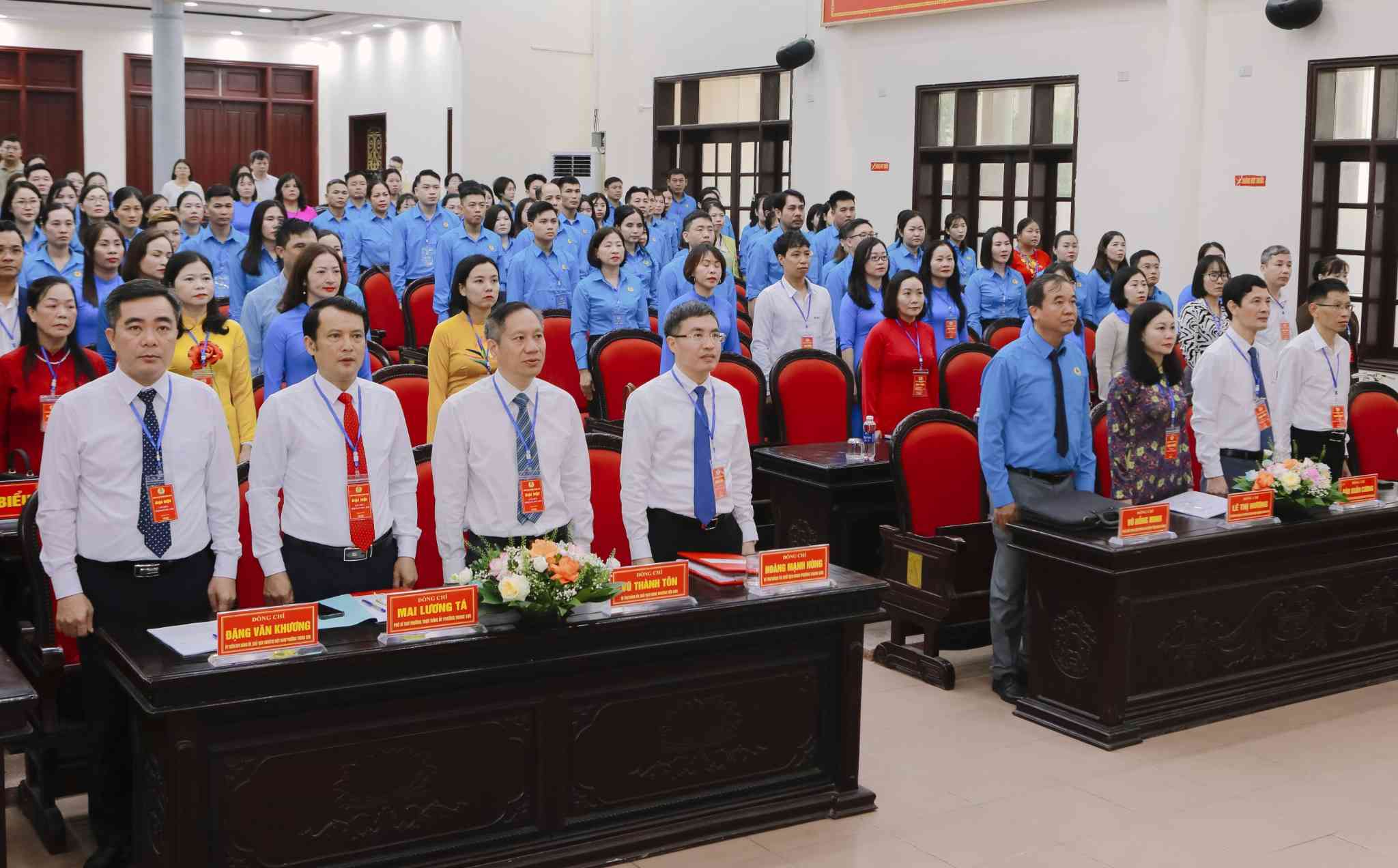 2025年から2030年までの第1回チュンソン区労働組合会議に出席する代表者たち。写真: Nguyen Truong