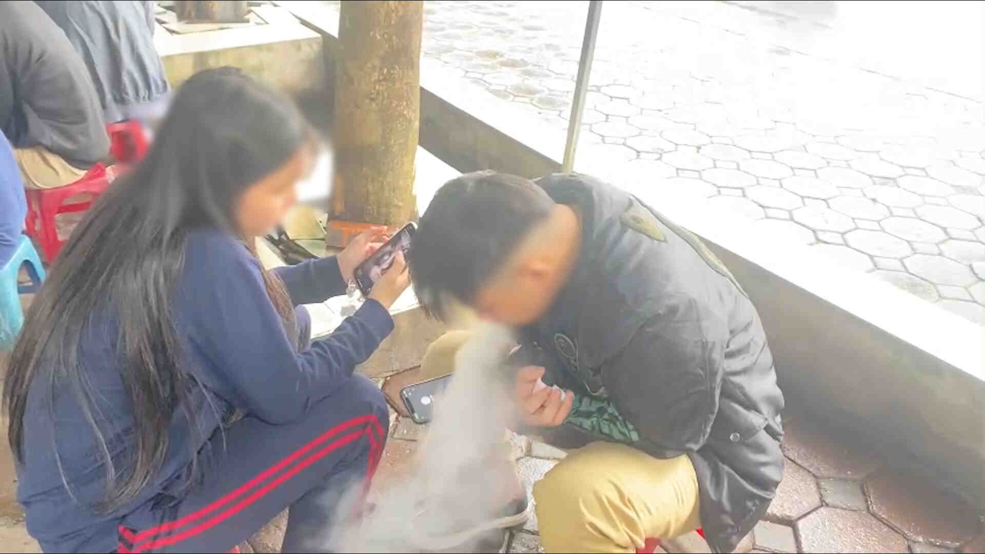 Despite the ban, e-cigarettes are still hot at school gates, open online