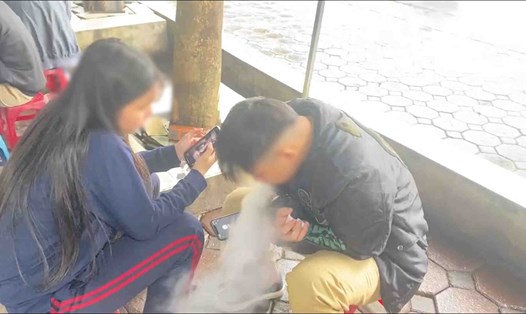 Bất chấp lệnh cấm, thuốc lá điện tử vẫn nóng cổng trường, công khai trên mạng