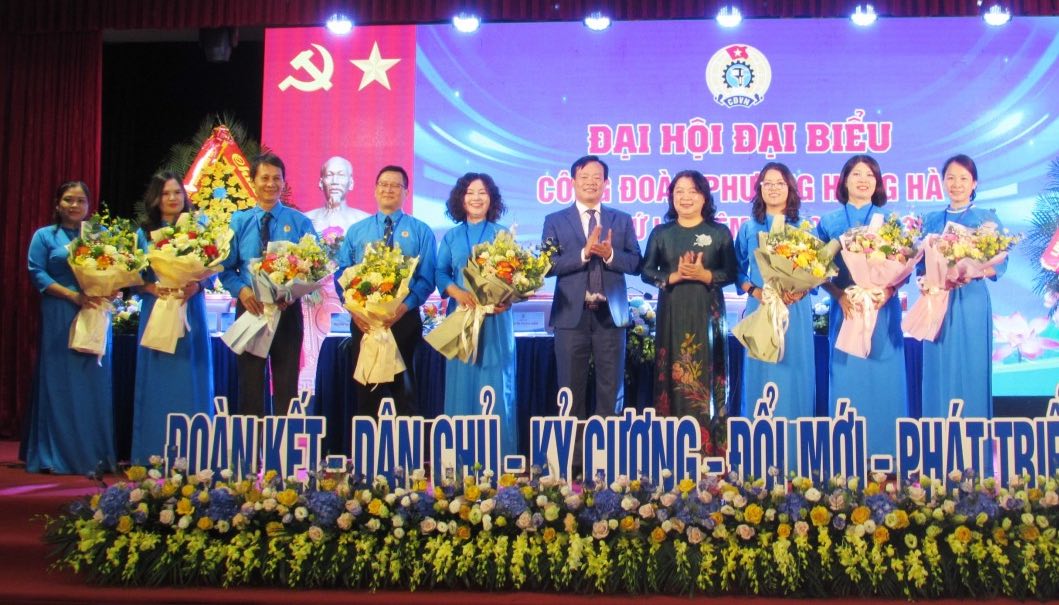 The Executive Committee of the Hong Ha Ward Trade Union for the 2025 - 2030 term was launched with the witness of the leaders of the City Labor Federation, local leaders and the entire Congress. Photo: Phuong Thao