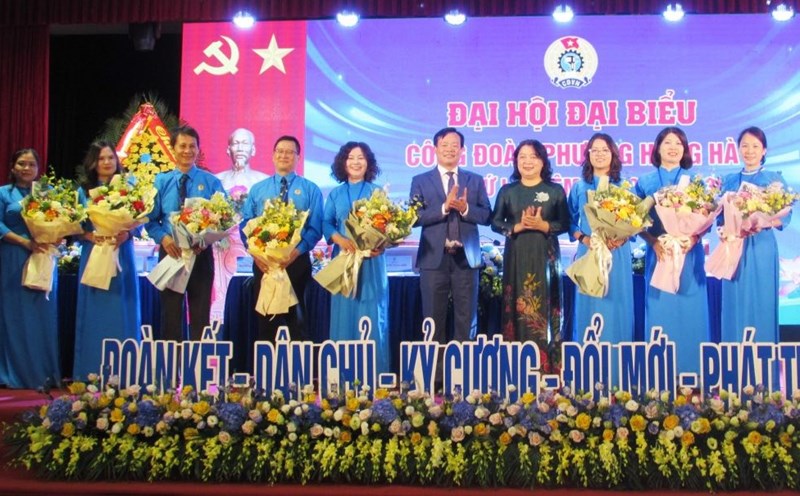 The Executive Committee of the Hong Ha Ward Trade Union for the 2025 - 2030 term was launched with the witness of the leaders of the City Labor Federation, local leaders and the entire Congress. Photo: Phuong Thao