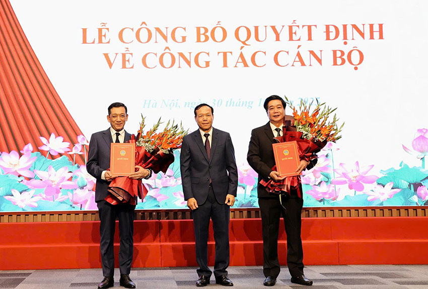 Two new Deputy Chief Justice of the Hanoi People's Court received the appointment decision. Photo: N.Anh