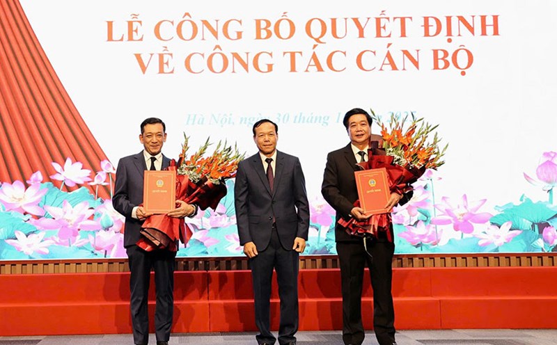 Two new Deputy Chief Justice of the Hanoi People's Court received the appointment decision. Photo: N.Anh