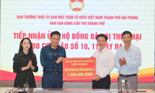 Đại diện các cơ quan, đơn vị trao kinh phí ủng hộ, thể hiện tinh thần “lá lành đùm lá rách”. Ảnh: Nguyên Thương