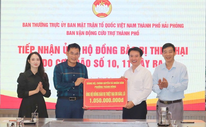 Representatives of agencies and units that donated funds demonstrated the spirit of "the healthy leaves cover the torn leaves". Photo: Nguyen Thuong