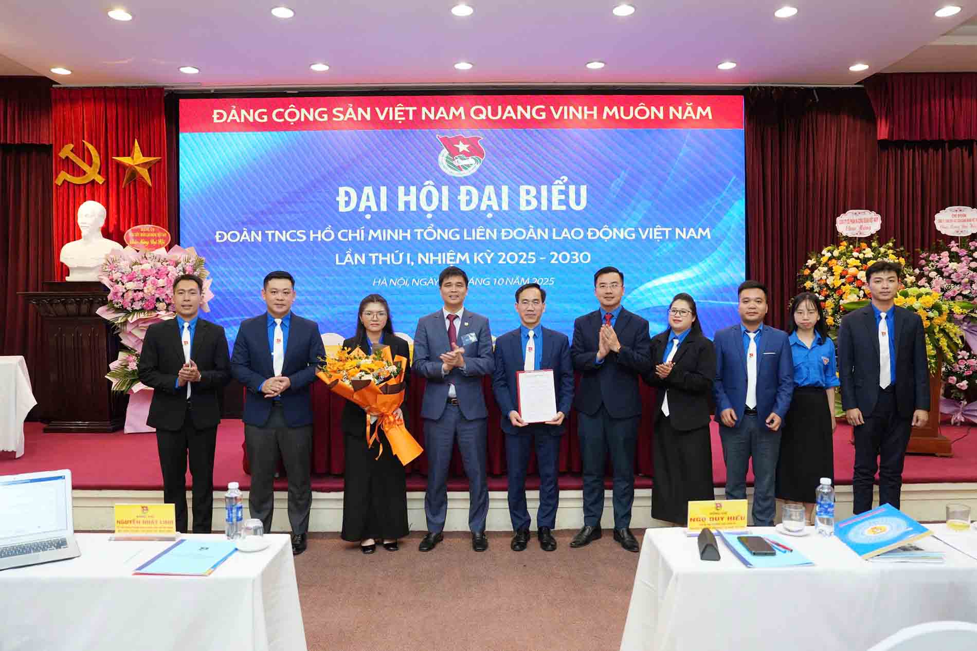 党委員会常任副書記、ベトナム労働総同盟副議長のゴ・ズイ・ヒエウ同志は、2025年から2030年の任期についてベトナム労働総同盟ホーチミン共産主義青年同盟執行委員会に決定を手渡した。写真: フー・チャン