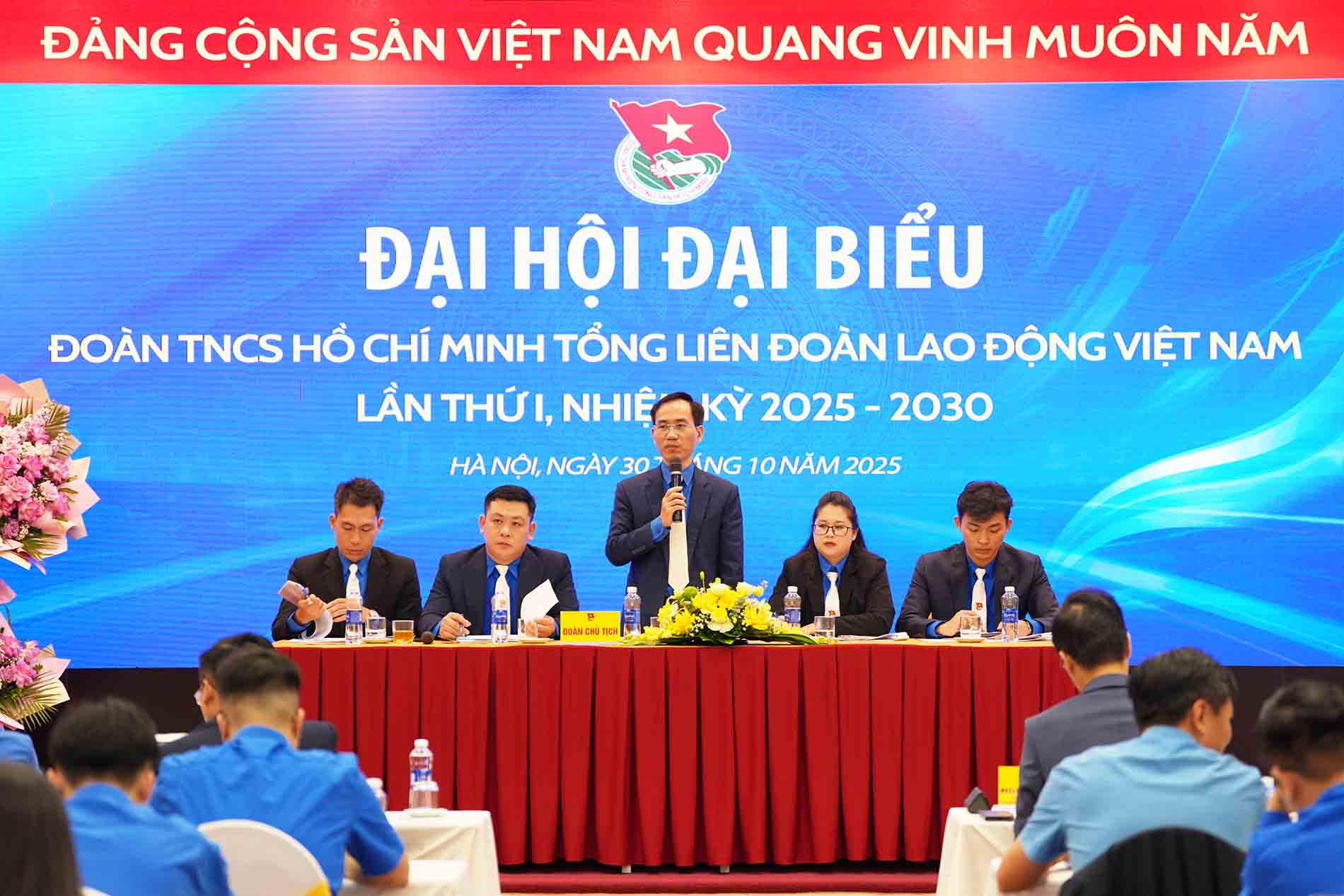 Doan Chu tich dieu hanh Dai hoi. Anh: Huu Chanh