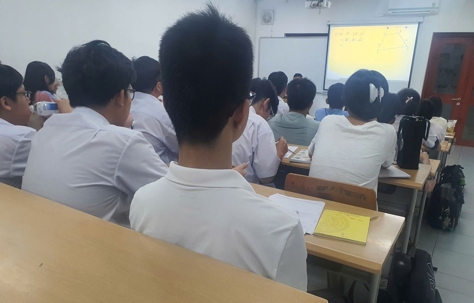 Students in Ho Chi Minh City in an extra class. Photo: Chan Phuc