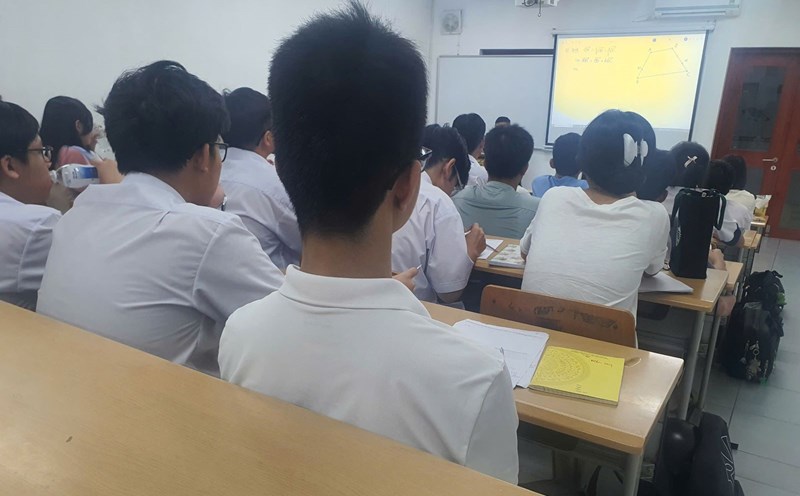 Students in Ho Chi Minh City in an extra class. Photo: Chan Phuc