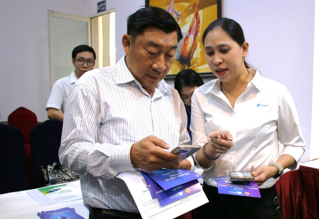 Nhan vien VNPT huong dan khach hang cai dat chu ky so VNPT SmartCA tai TP. Ho Chi Minh. Anh: VNPT