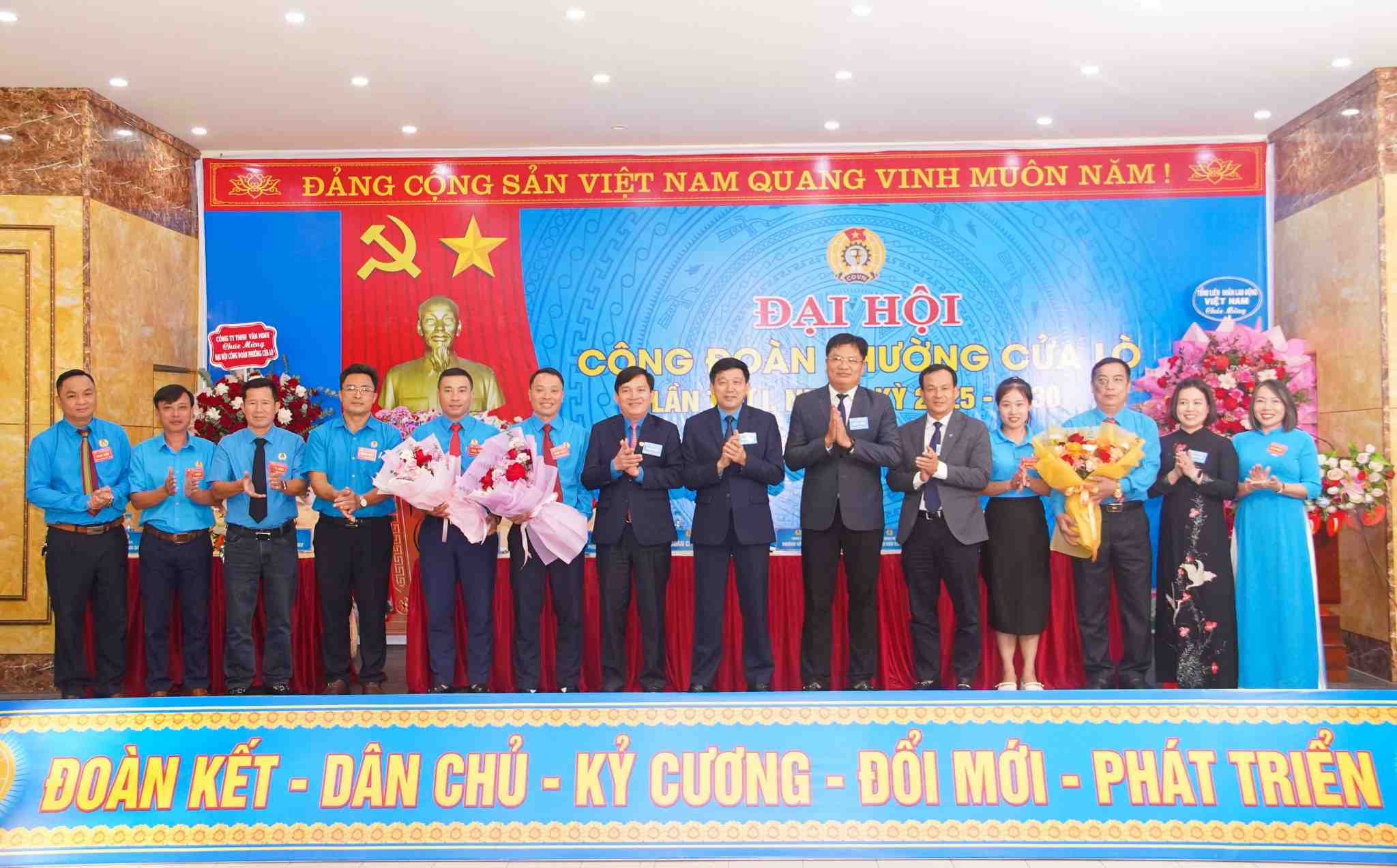 Lanh dao Tong Lien doan Lao dong Viet Nam, Lien doan Lao dong tinh Nghe An, Dang uy phuong Cua Lo tang hoa chuc mung Ban chap hanh. Anh: Duy Chuong