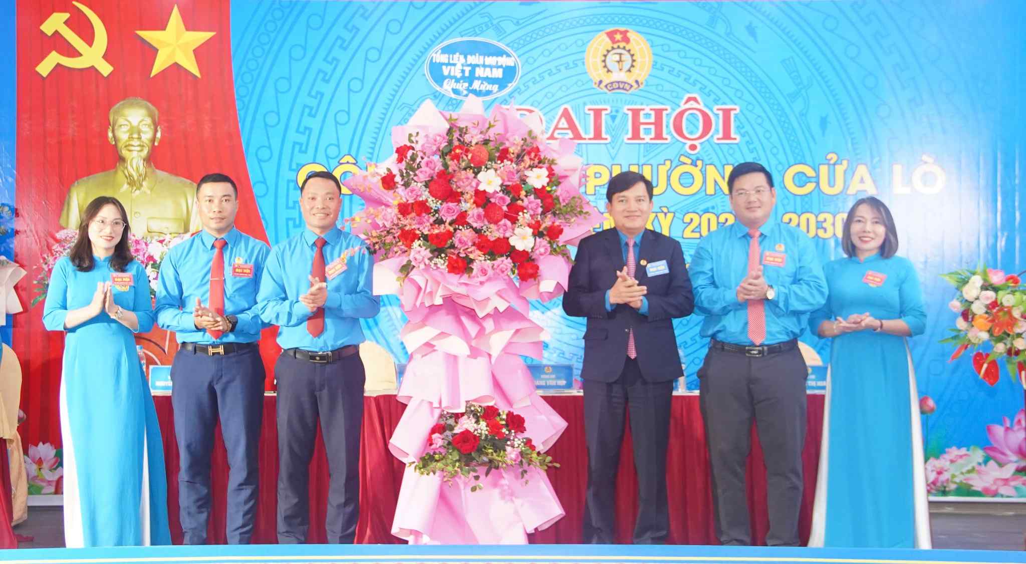 Pho Chu tich Tong Lien doan Lao dong Viet Nam Nguyen Xuan Hung tang hoa chuc mung Dai hoi Cong doan Cua Lo. Anh: Duy Chuong