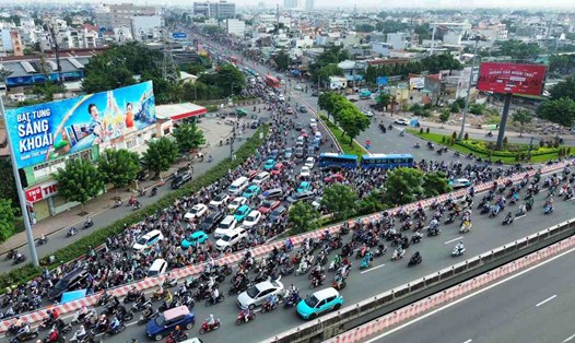 Kẹt xe tại cửa ngõ Đông Bắc TPHCM do điều chỉnh lưu thông qua cầu Bình Triệu 1 và 2. Ảnh: Anh Tú