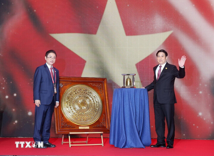 Politburo member and President Luong Cuong and Governor of Gyeongsangbuk Province (Korea) Lee Cheol-woo exchanged souvenirs. Photo: VNA